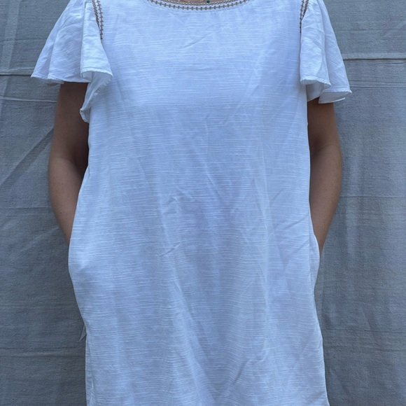 Short White Dress with Embroidered Detail - Picture 5 of 6